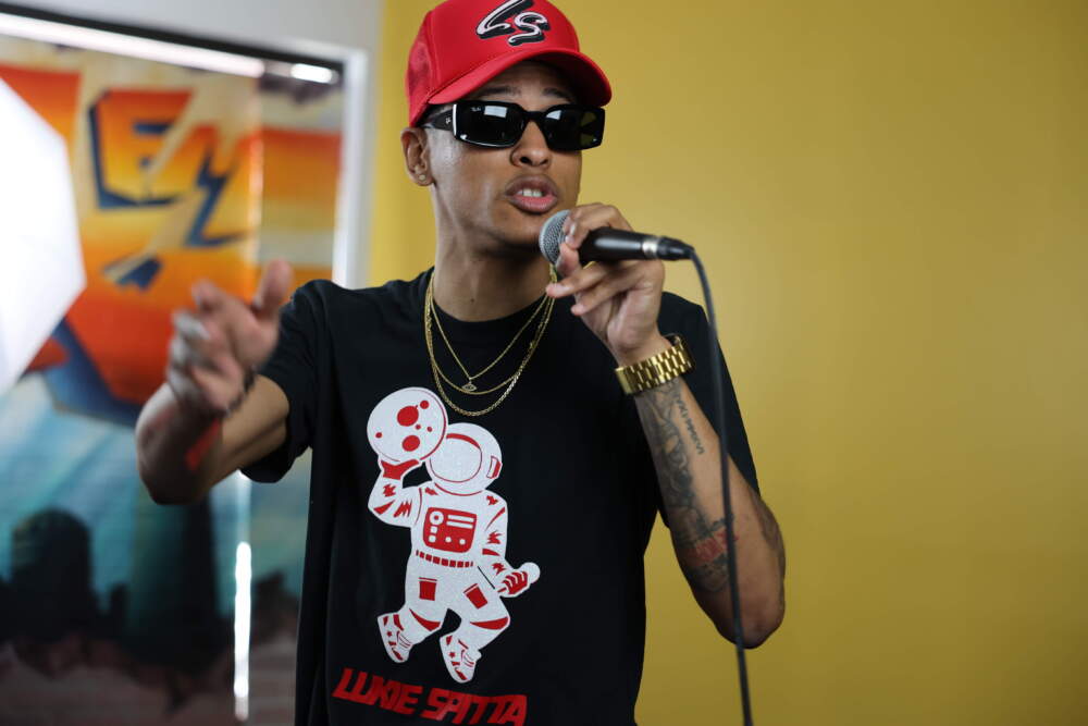 Lukie Spitta performing during a MusicJumpstart session. (Courtesy Sando Films and Abraham Lopez)