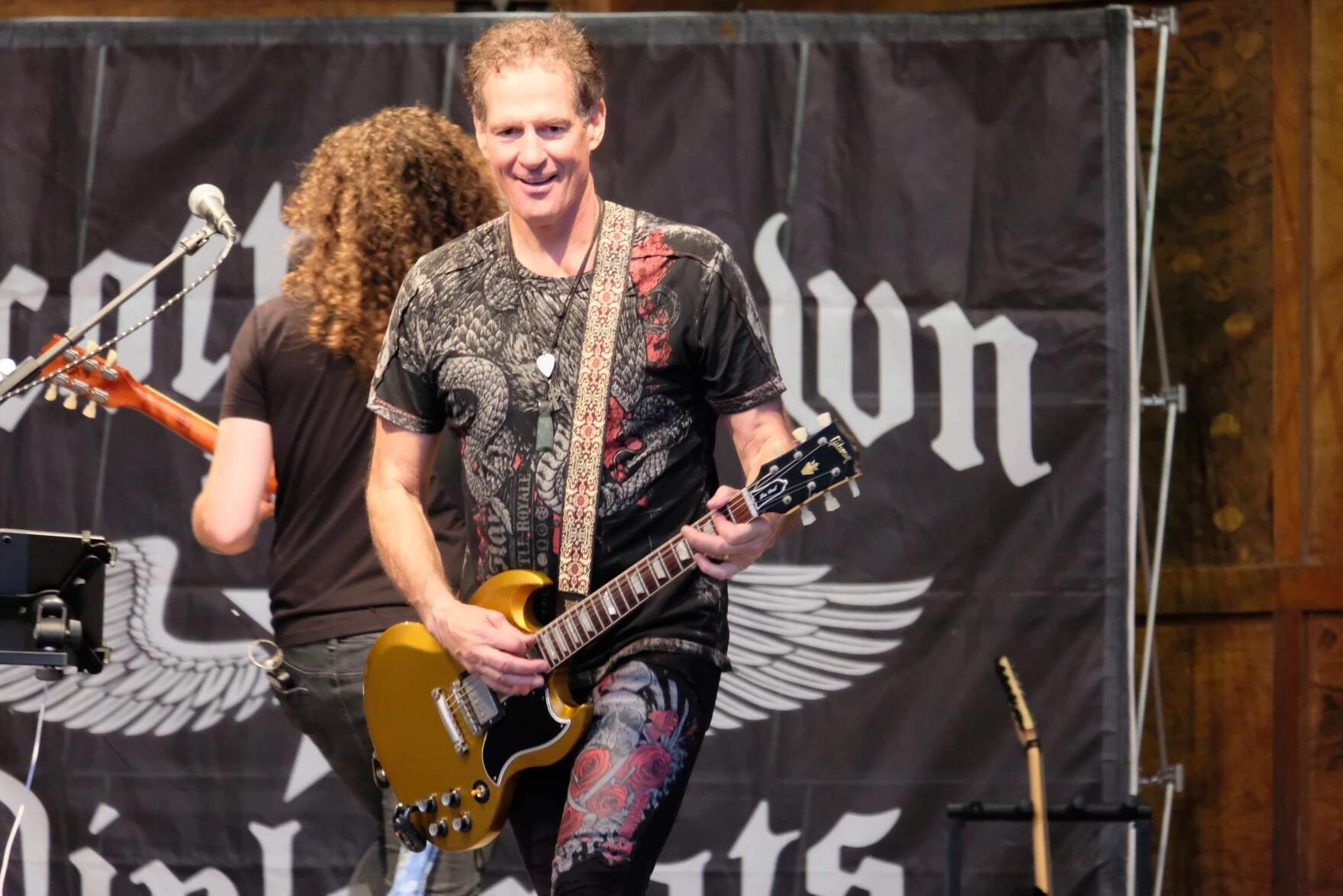 Scott Browing PERFORMING WITH HIS BAND DURING ARE FREE OUTDOOR CONTROR CONTROR CONTRACH IN HAMLier THIS SUMMER. (Todd Bookman / NHPR)