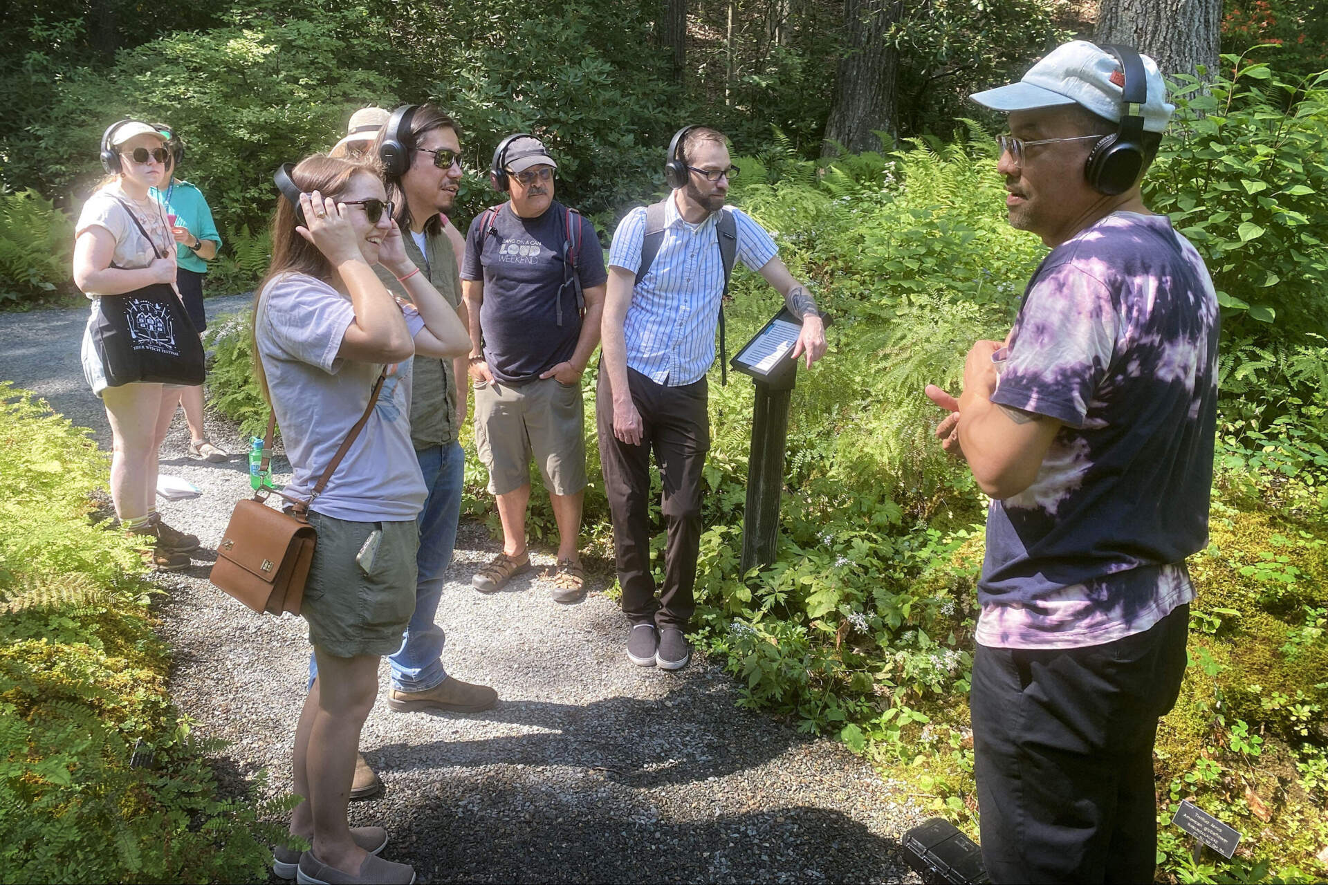 Workshop Participants Wear Radio Headiolls Tunphobcastcasts from Sounds Capture BY Senophoser Microposive Microphose. (Andre Shea / WBUR) 