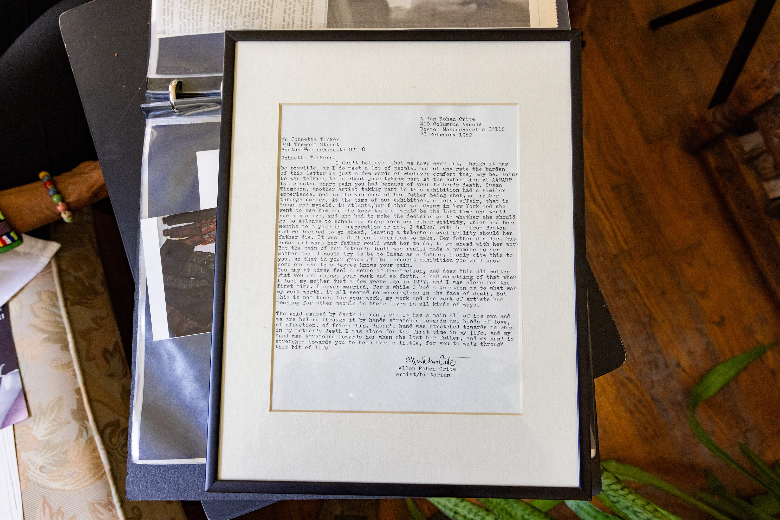 A personal letter written to Johnetta Tinker by Crite inviting her to take part in the AAMARP exhibit in 1982. (Jesse Costa/WBUR)
