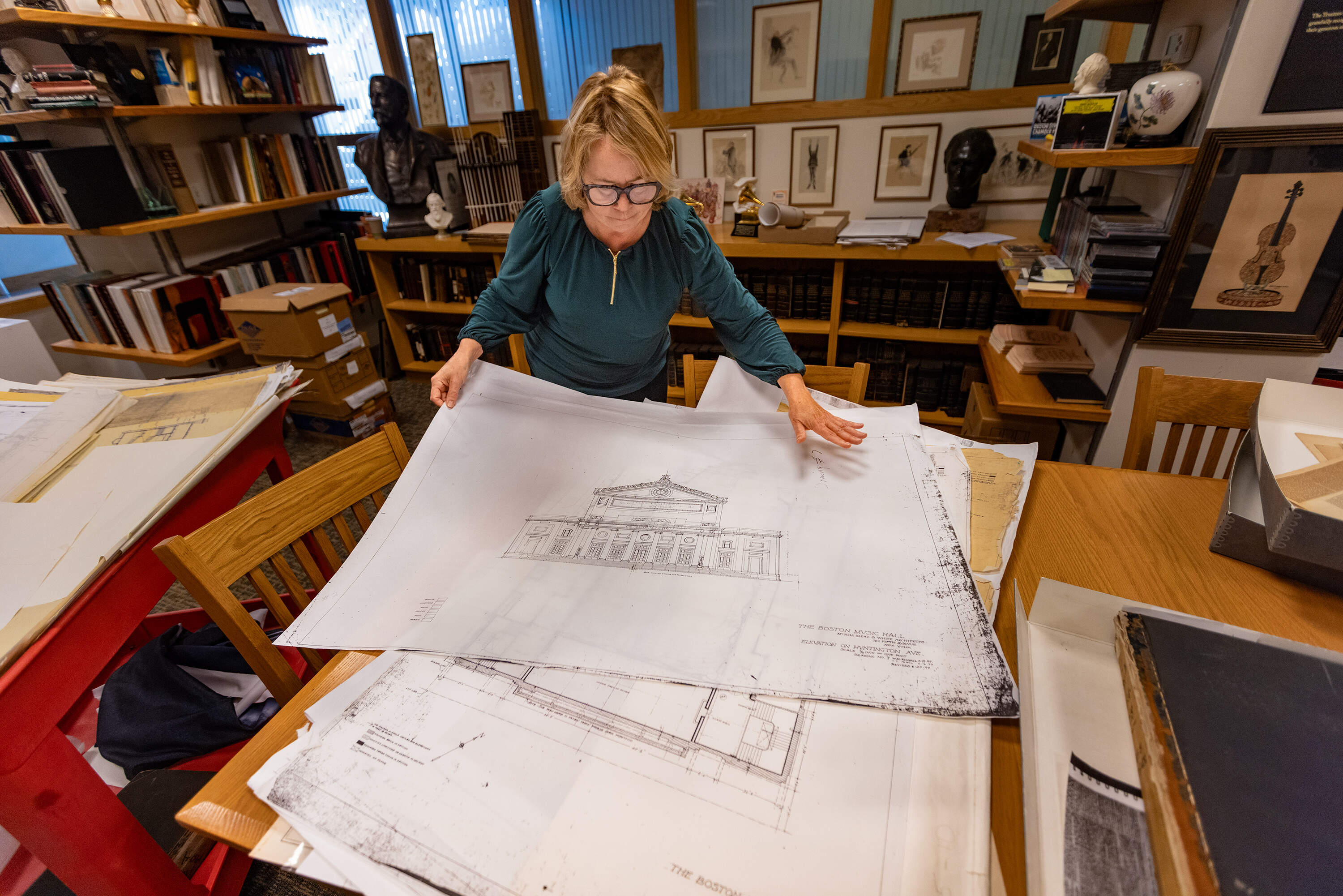 Bridget CARR, Director of Herchives and Digital Collective Hall Onto A Table AT SYMPONEY HALL A TABLE HALTING OFTO. (Esse costa / wbur)