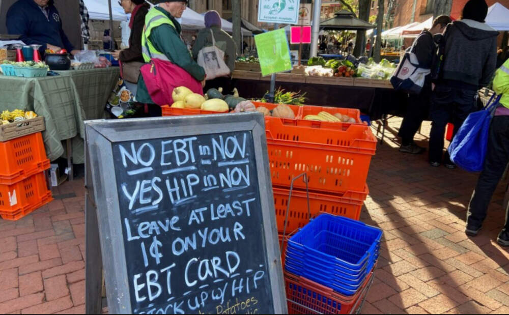 A sign at the Northampton Tuesday Market warns of the looming end to SNAP on Nov. 1 amid the federal government shutdown. (Karen Brown/NEPM)
