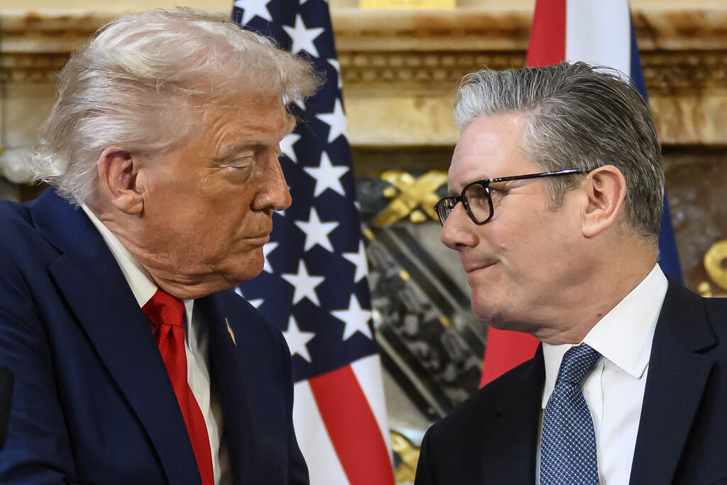 U.S. President Donald Trump, left, and British Prime Minister Keir Starmer look at each other as they shake hands during a press conference at Chequers near Aylesbury, England, Thursday Sept. 18, 2025, at the conclusion of President Trump's second UK state visit, with the previous one taking place in 2019 during his first presidential term. (Leon Neal/Pool Photo via AP)