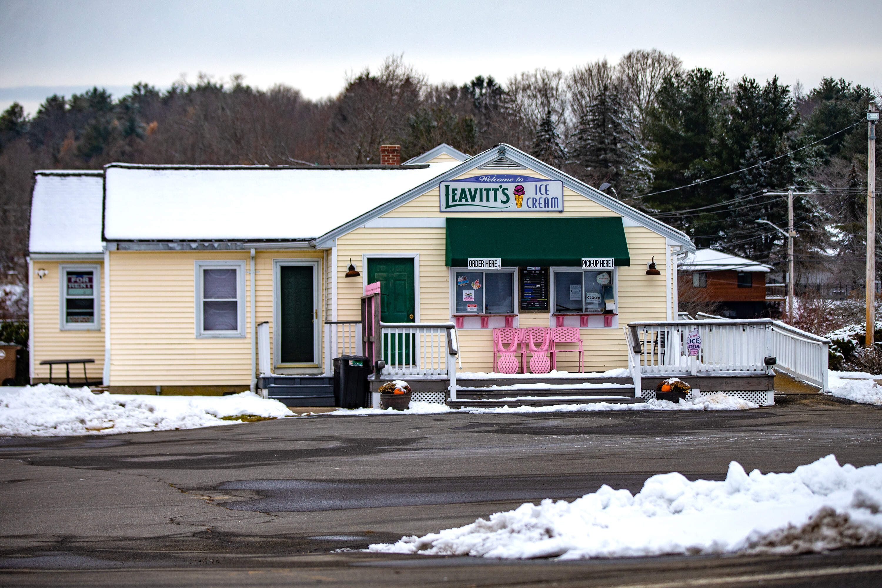 The Leavitt family's ice cream shop in Atkinson, N.H. (Jesse Costa/WBUR)