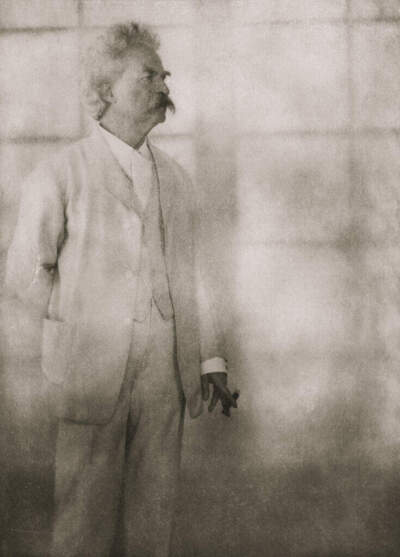 American writer and humourist Mark Twain (1835 - 1910) at Stormfield, his home in Redding, Connecticut, 21st December 1908. Photogravure from 'Men of Mark' - published 1913. (Photo by Alvin Langdon Coburn/Hulton Archive/Getty Images)