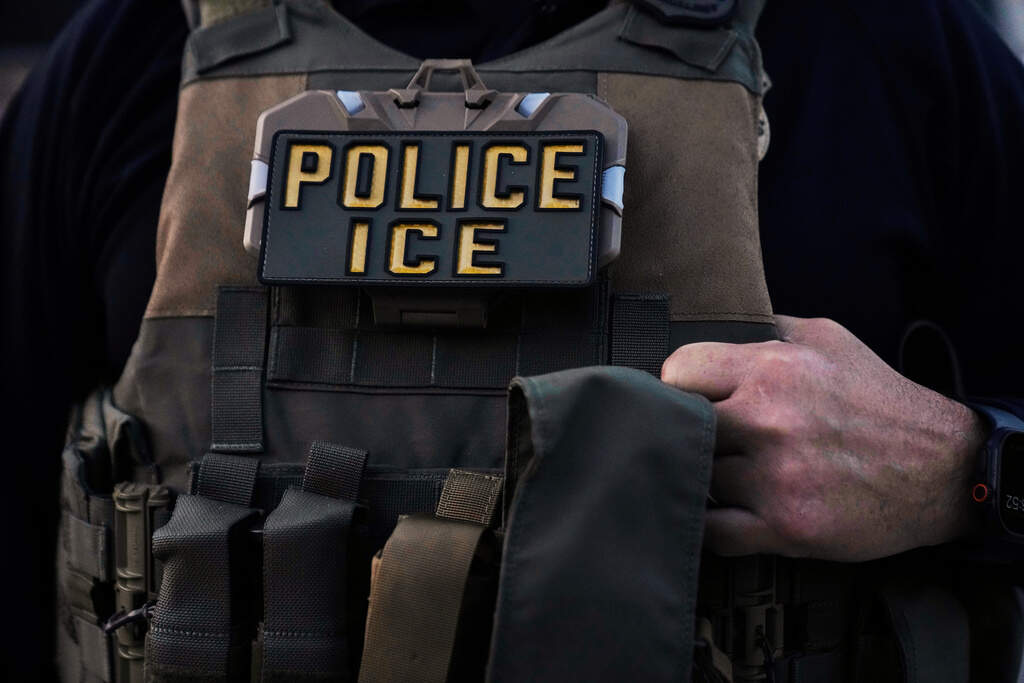 A U.S. Immigration and Customs Enforcement agent. (Erin Hooley/ AP file)