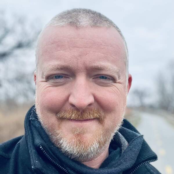 Headshot of Robert Isenberg