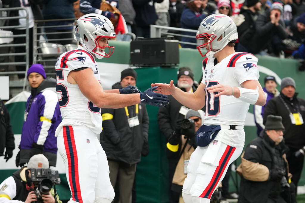 New England Patriots tight end Hunter Henry, left, celebrates after a touchdown against the New York Jets with teammate Drake Maye (10) during the first half of an NFL football game, Sunday, Dec. 28, 2025, in East Rutherford, N.J. (Frank Franklin/AP)