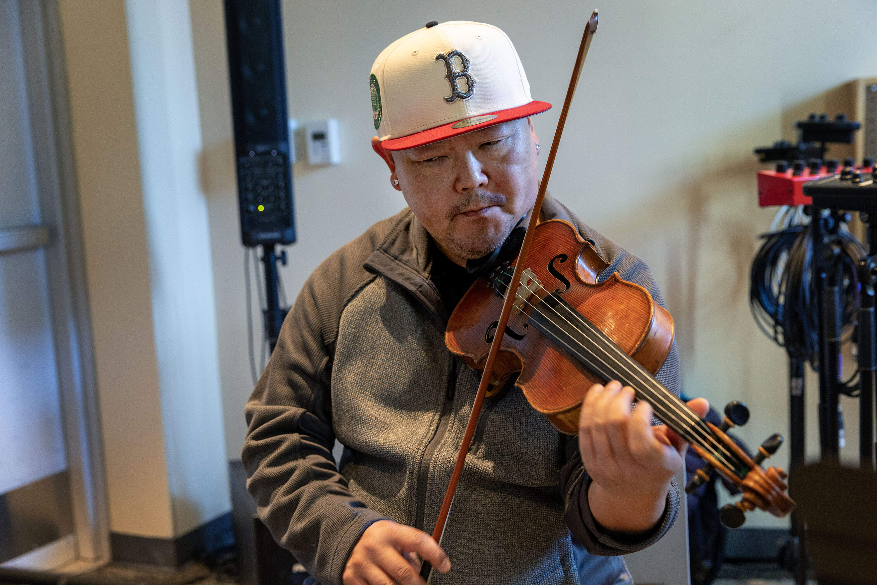 Violinist Jae Cosmos Lee rehearses with A Far Cry at the Record Co. (Robin Lubbock/WBUR)