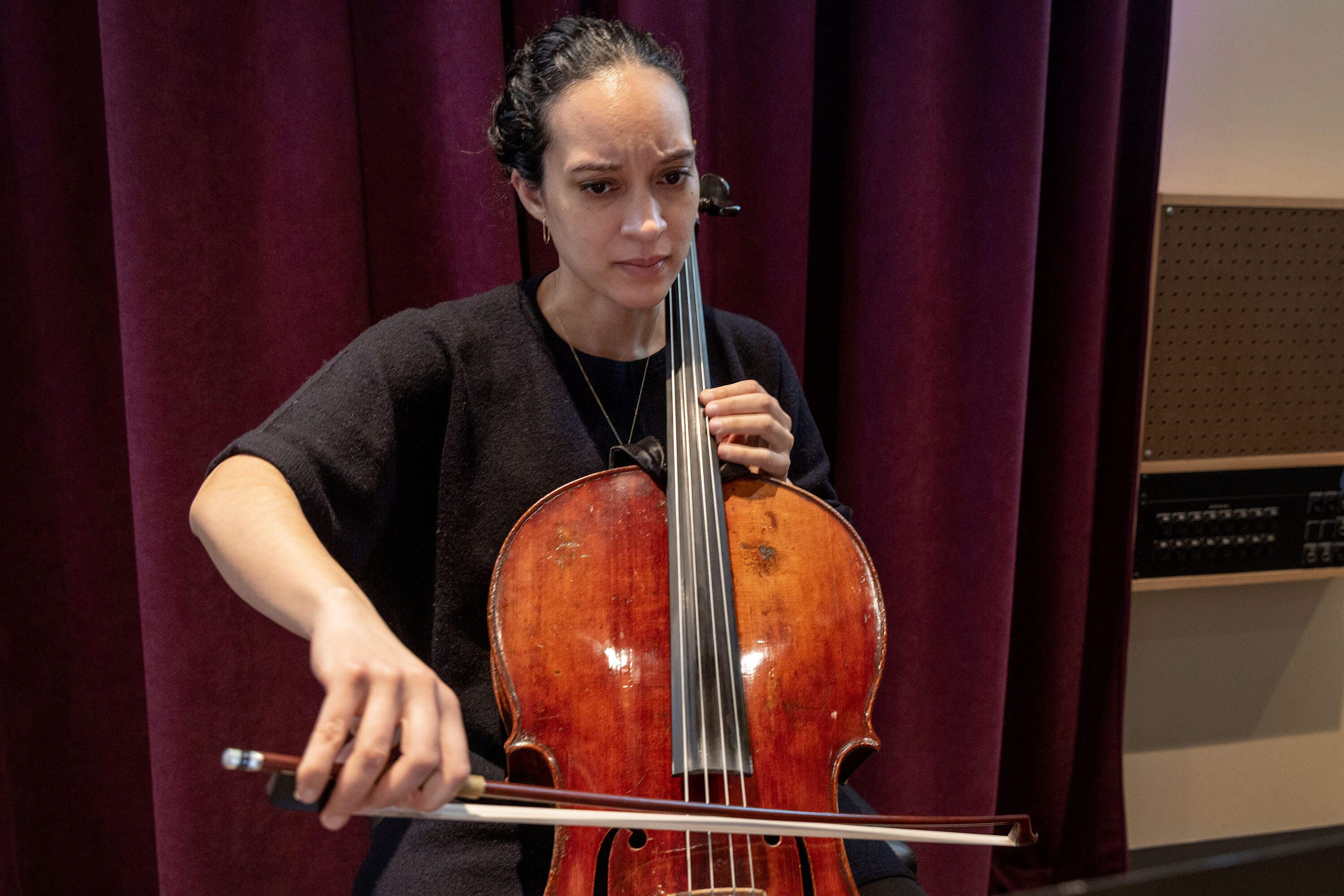 Cellist Francesca McNeeley rehearses with A Far Cry at the Record Co. Robin Lubbock/WBUR)