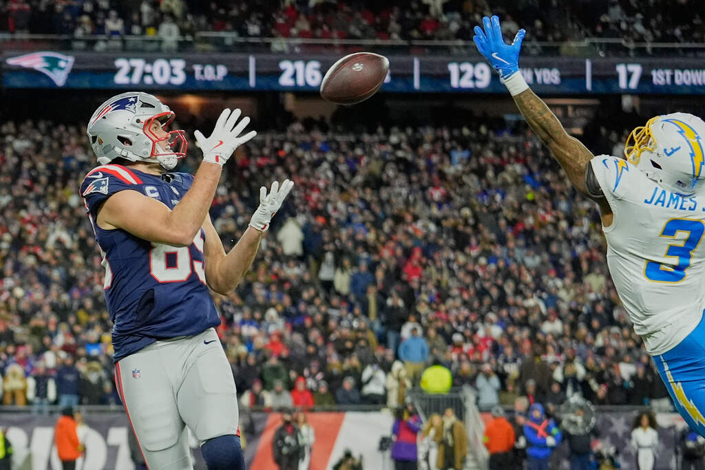 New England Patriots tight end Hunter Henry, left, catches a pass and carries it in for a touchdown in the second half of an NFL wild-card playoff football game in Foxborough, Mass., Sunday, Jan. 11, 2026. (Robert F. Bukaty/AP)