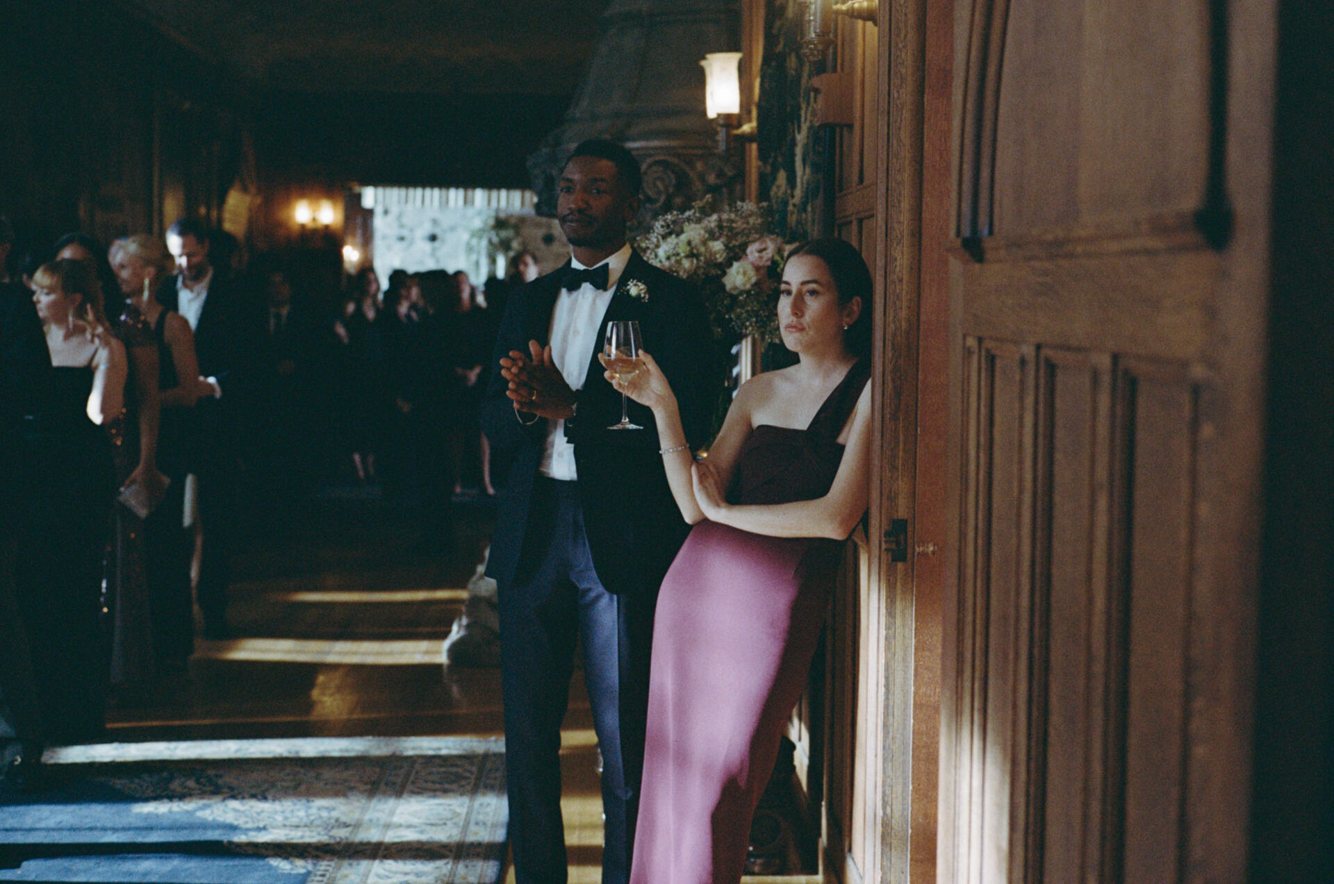 Mamoudou Athie y Alana Haim en "El Drama." (Cortesía de Jaclyn Martínez/A24)