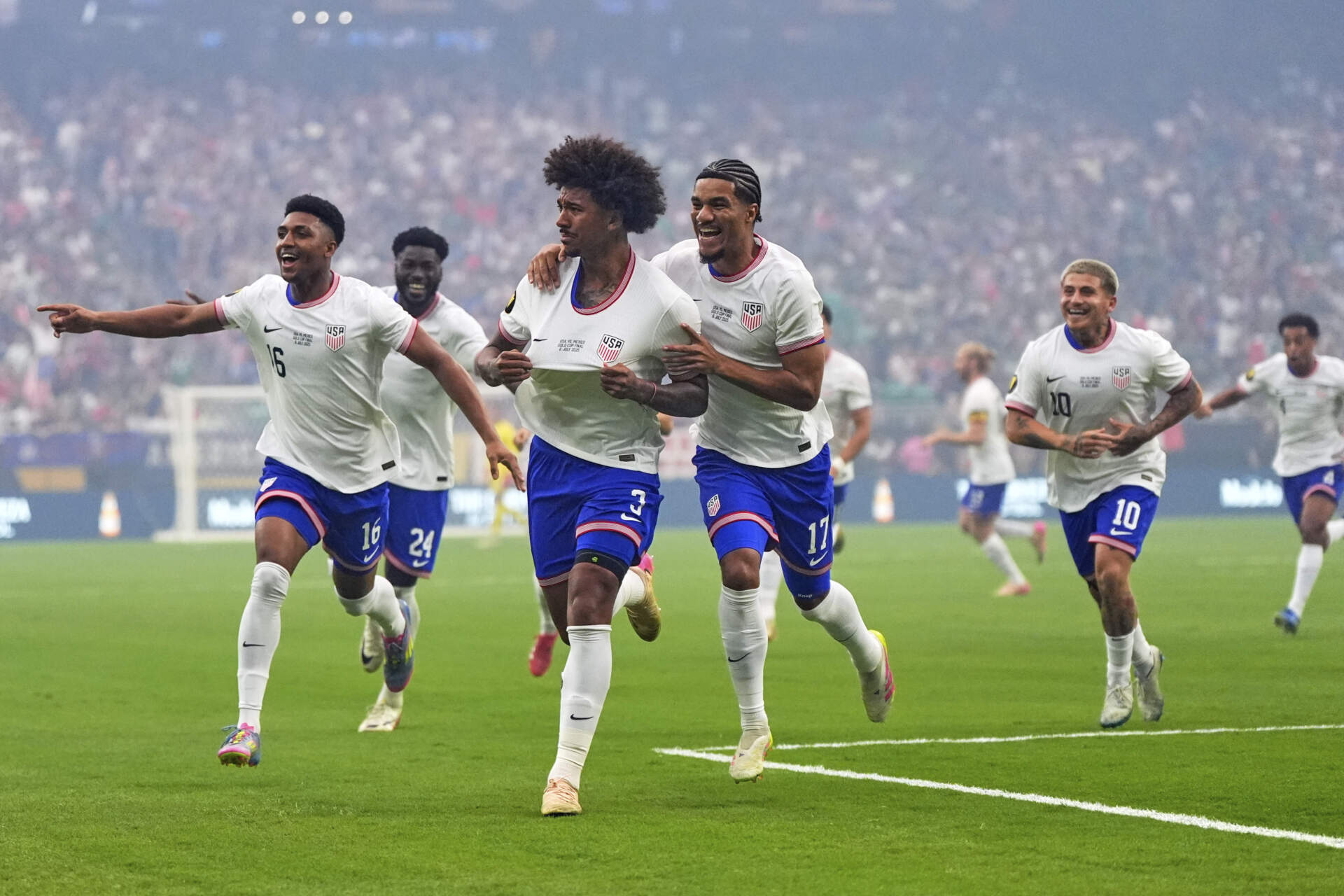 United States defender Chris Richards celebrates with Alex Freeman, Patrick Agyemang, Malik Tillman and Diego Luna after Richards scored in the first half of the 2025 CONCACAF Gold Cup final against Mexico. (Ashley Landis/AP)