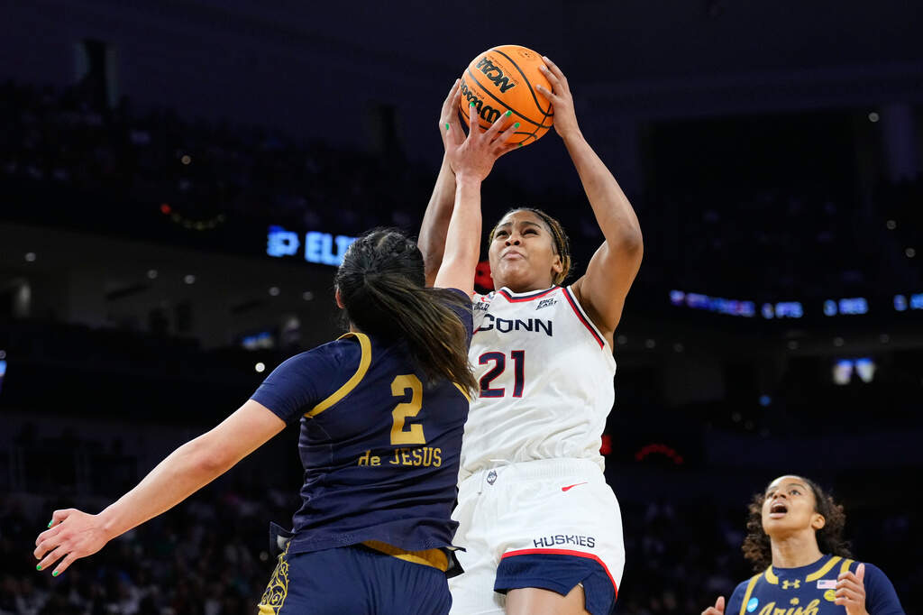 UConn forward Sarah Strong (21) goes up for a basket against Notre Dame guard Vanessa de Jesus (2) during the first half in an Elite Eight game of the NCAA college basketball tournament. (Tony Gutierrez/AP)