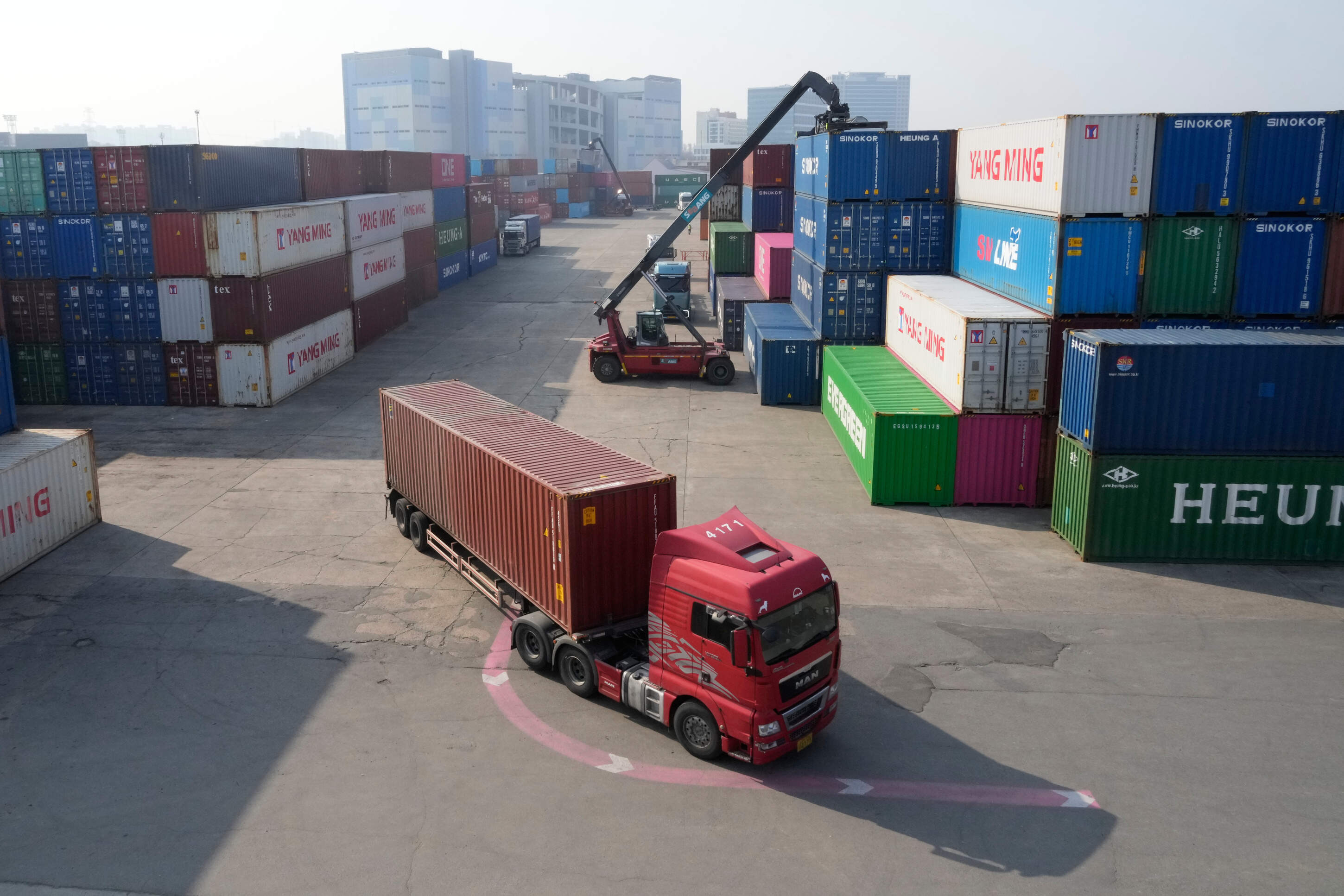 The tariff refund process has begun for businesses. What about customers?