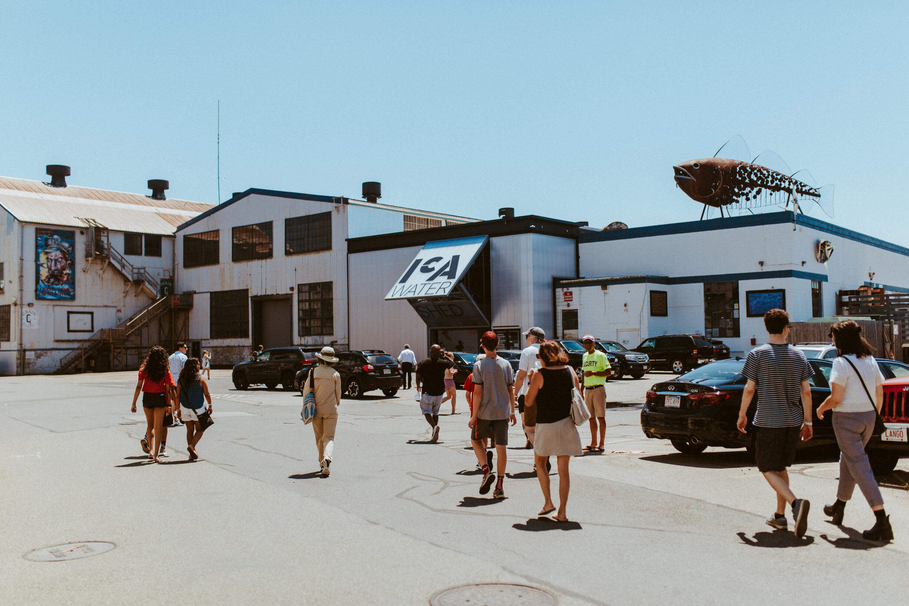 Visitors head to the entrance of the ICA Watershed. (Courtesy Ally Schmaling/ICA Boston)