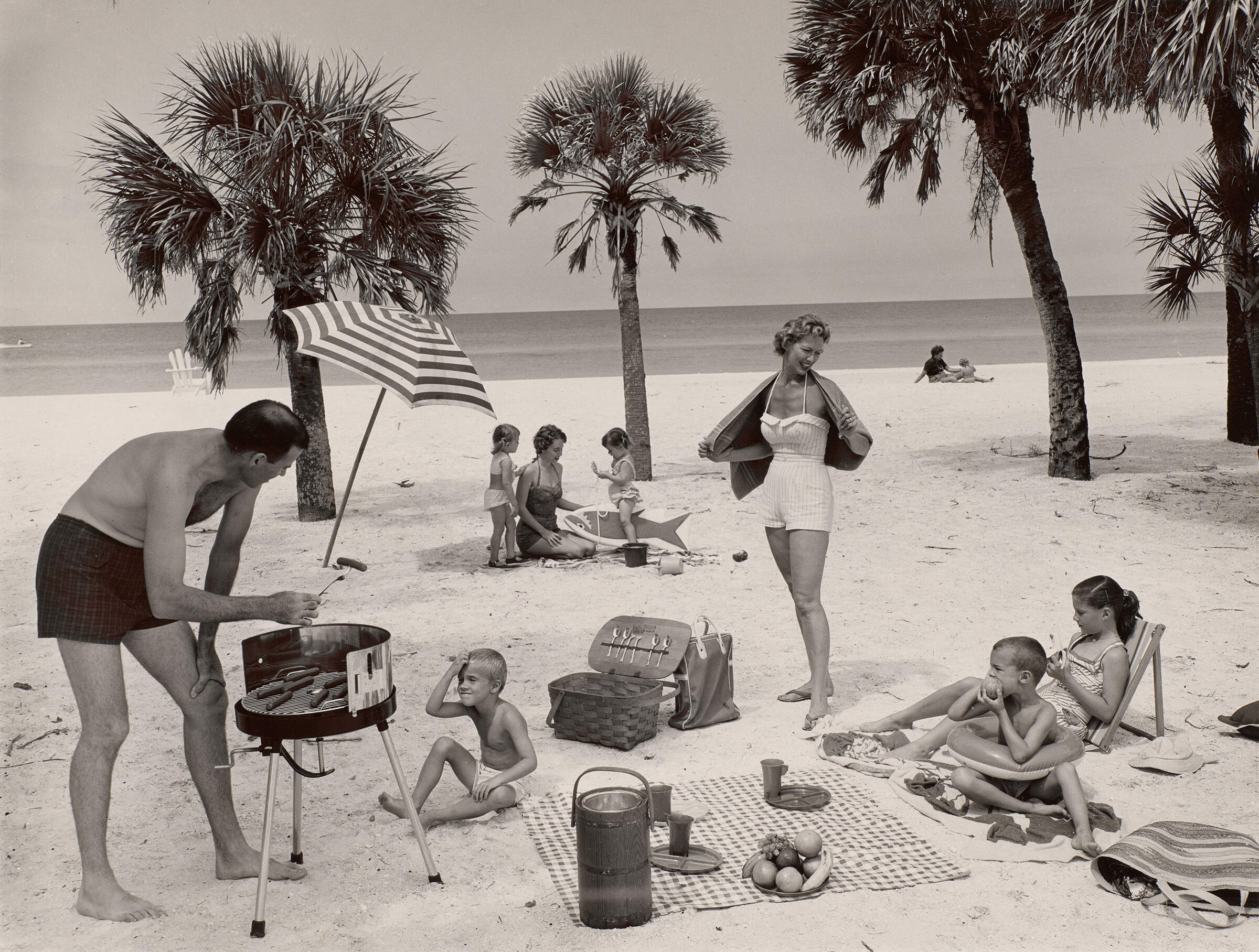 Joseph Janney Steinmetz, “Untitled (family picnic on beach, Longboat Key, Florida),” 1958 (printed later). (Courtesy Harvard Art Museums/Fogg Museum, Transfer from the Carpenter Center for the Visual Arts, American Professional Photographers Collection, Estate of Joseph Janney Steinmetz)