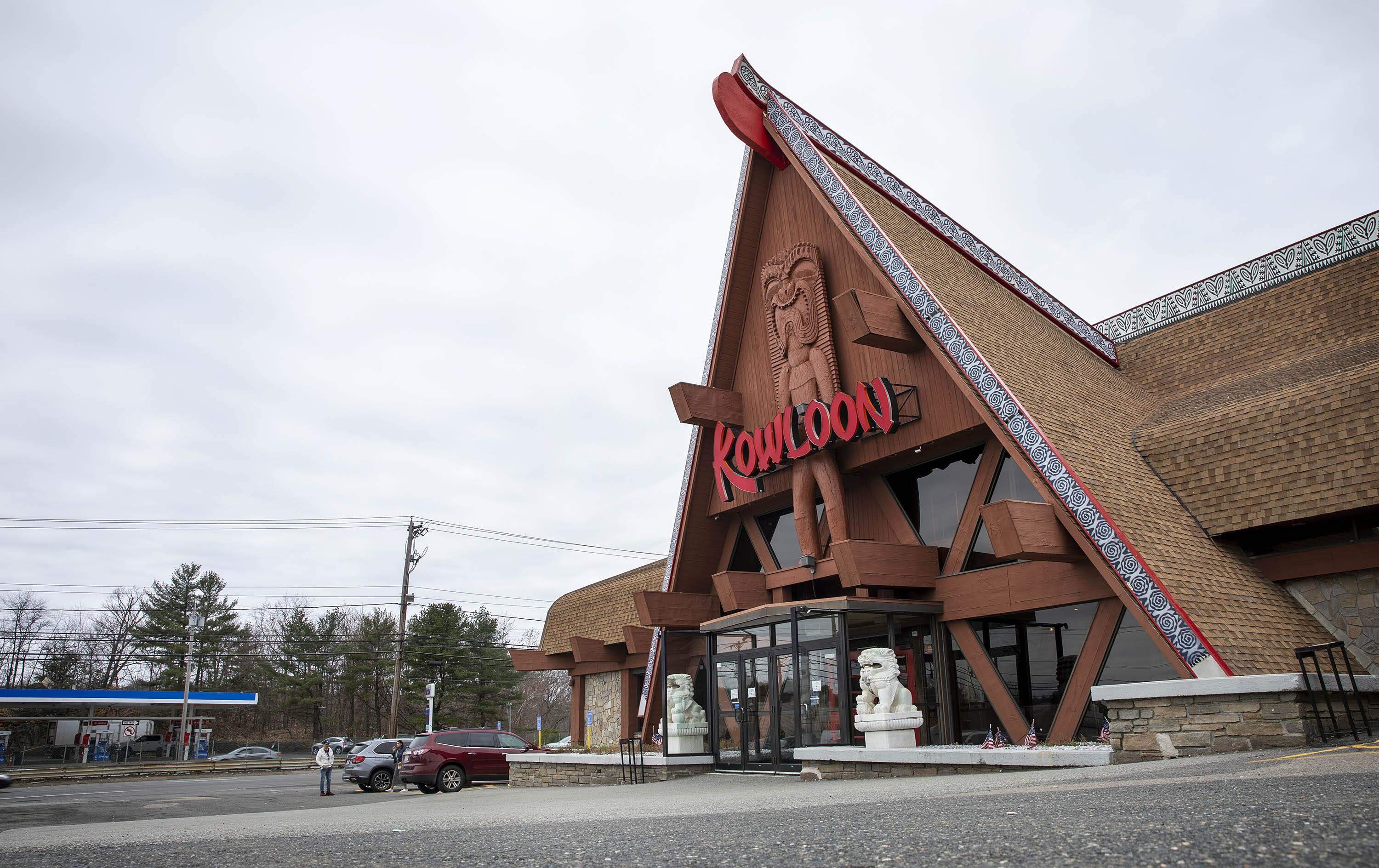 The main entrance to the Kowloon Restaurant, on Route 1 in Saugus, Mass. (Robin Lubbock/WBUR)