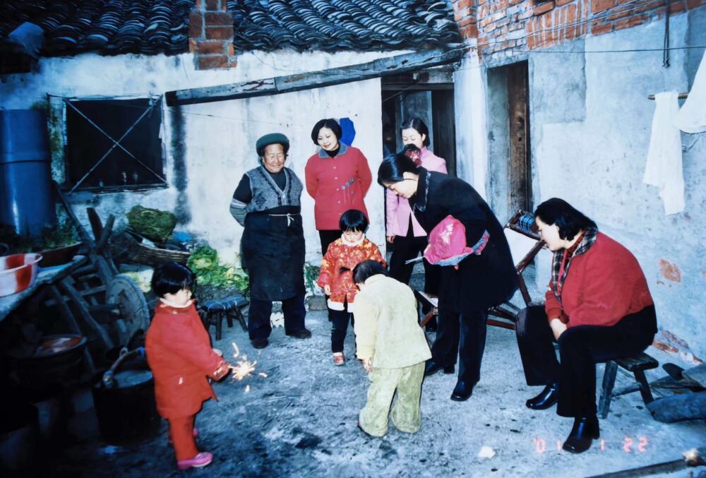 The author as a child spending the Chinese New Year at her grandmother’s home in Mianning county, Sichuan, China, circa 2003. (Courtesy Xinyi Song)